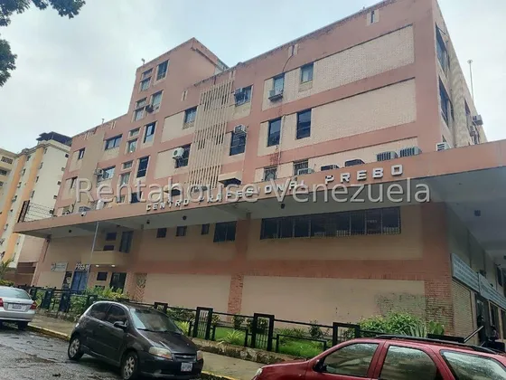 Oportunidad Única En Prebo Te Presentamos Esta Amplia Oficina Ubicada En El Centro Profesional Prebo, Donde La Comodidad Y La Funcionalidad Se Unen. Características: - Superficie: 2 Oficinas En 1