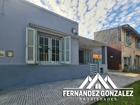 Alquiler De Casa De 3 Ambientes Con Patio Y Cochera En Banfield