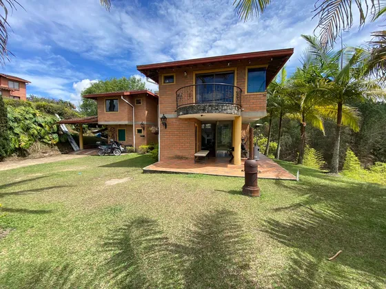 Finca En El Peñol En Unidad Cerrada 