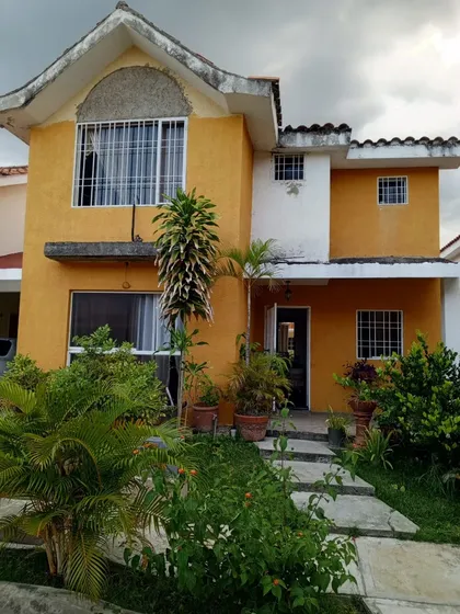 Townhouse En Venta En Villas Paraíso Country A Actualizar Cerca Del Seminario De San Diego Carabobo. Eb