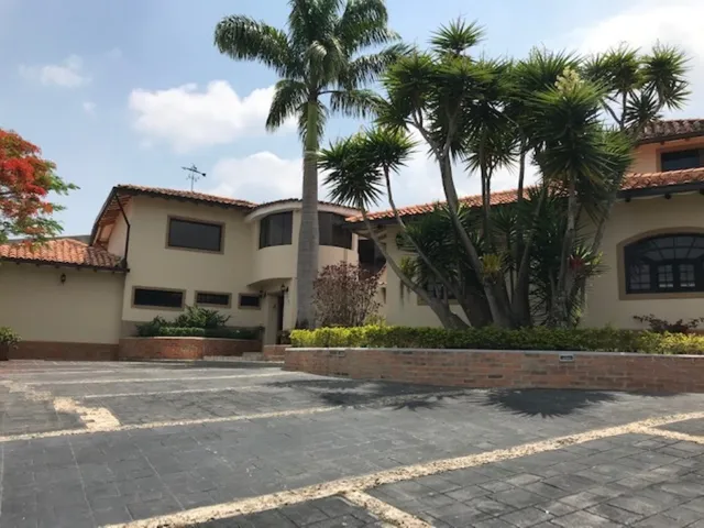 Se Vende Espectacular Casa 1300m²t-550m²c-2h+5b+6p+planta Elc+ccerrada-loma Linda-eg