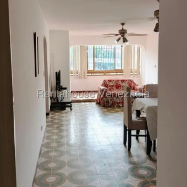 Se Vende Cómodo Apartamento En La Calle 3 De La Urbina Mls #25-22005