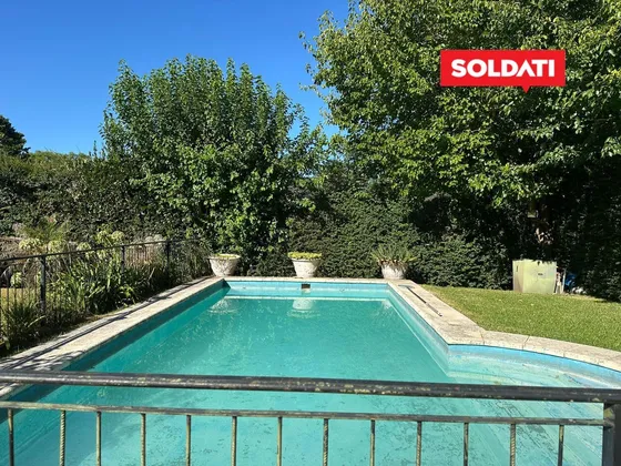Casa En Venta Y Alquiler, Con 4 Cuartos  Y Escritorio. Dependencia. Pileta. Apta Crédito.