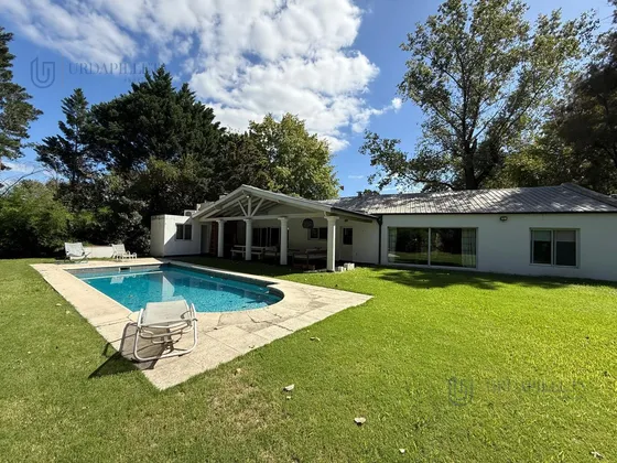 Casa En Venta Sobre Lote De 1695,00 M²- Teresa Urdapilleta P