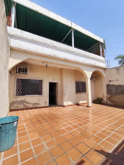 En Venta Casa Con Local Comercial. Urbanización San Ignacio. Maracay Edo Aragua