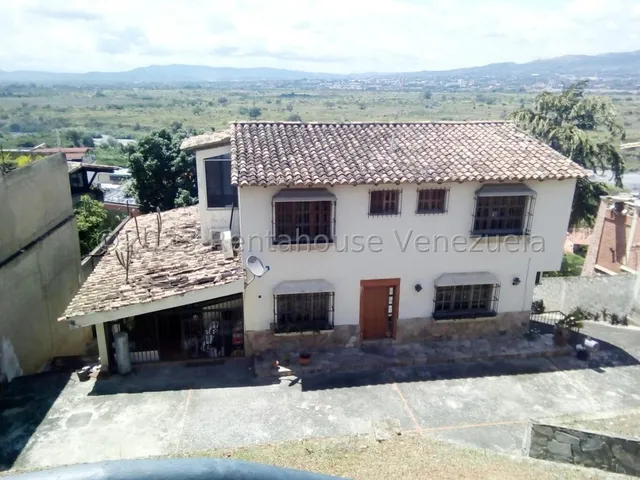 Venta Bella E Iluminada Casa De 3 Pisos, Construida Sobre Terreno Propio Ubicada En Urb El Pedregal   Barquisimeto @profesional Inmobiliario Mehilyn Perez @