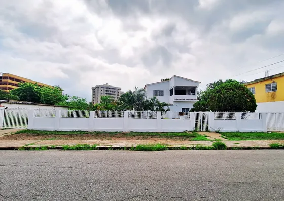 Se Vende Casa De Dos Niveles En Barcelona, Zonificacion Comercial, Residencial Alto Potencial