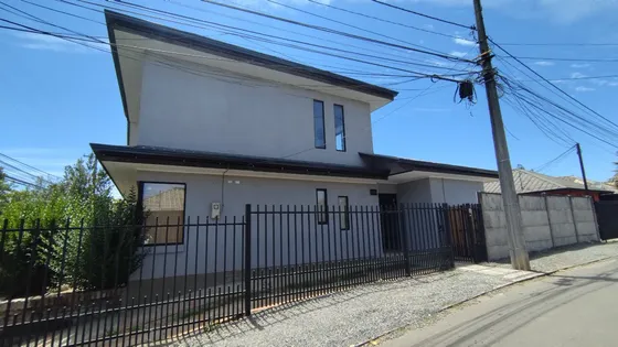Se Vende Estupenda Casa De Dos Pisos Totalmente Remodelada