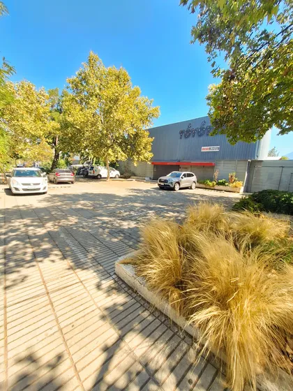 Excelente Local En Plena Av. Vitacura Sector Club Manquehue