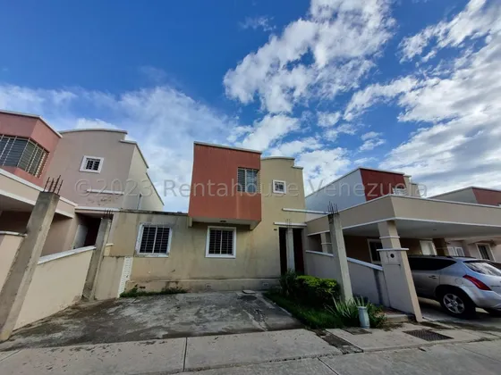 Raiza Suárez Vende Linda Casa Con Cocina Equipada En Privilegiado Conjunto Residencial Al Este De Barquisimeto 2 5 8 7 0 8 Con Canchas Deportivas, Piscina, Restaurante Y Spa.