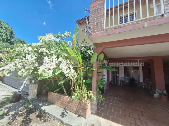 Maritza Lucena Trae Amplia Casa De 2 Pisos En Venta, Ubicada En Un Urbanismo Privado En Cabudare. Amplia Sala, Hermosa Cocina, Aire Acondicionado, Depósito Y Estudio.