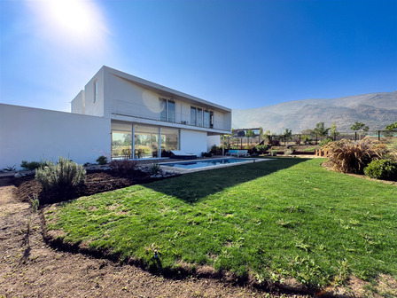 Casa En Venta De 4 Dorm.más Servicio En Brisas De Chicureo Casa En Venta De 4 Dorm.más Servicio En Brisas De Chicureo