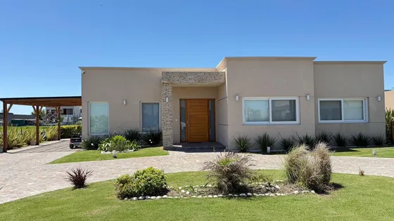 Casa En Venta - 3 Dormitorios 2 Baños - 720mts2 - Pueblos Del Plata, Guillermo E. Hudson