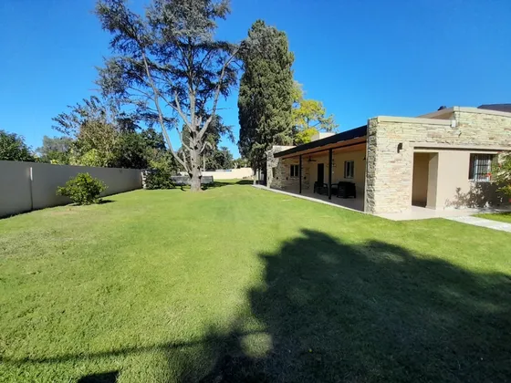 Moderna Casa Quinta General Rodriguez Con Piscina