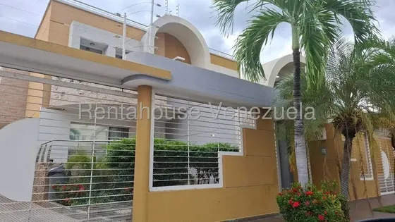 Moderna Y Amplia Casa En Venta En Urb. Andres Bello, Amoblada, Lista Para Mudarse, 26-92. More