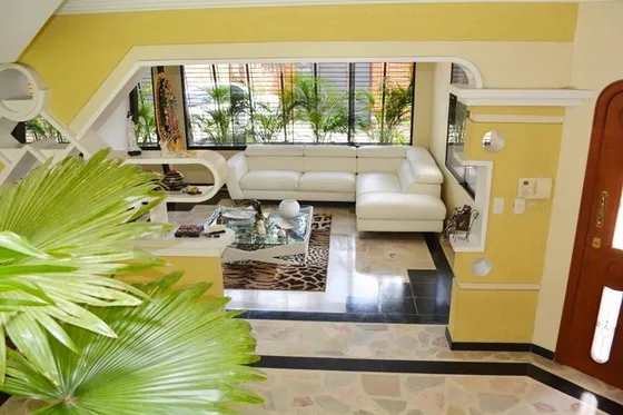Majestuosa Casa En El Bosque Con Piscina 335.000 Calle Cerrada Mcc