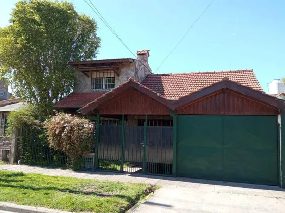 Casa En Venta - 3 Dormitorios 1 Baño - 280mts2 - Burzaco
