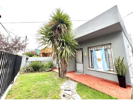 Venta - Casa En Luis Guillón 
