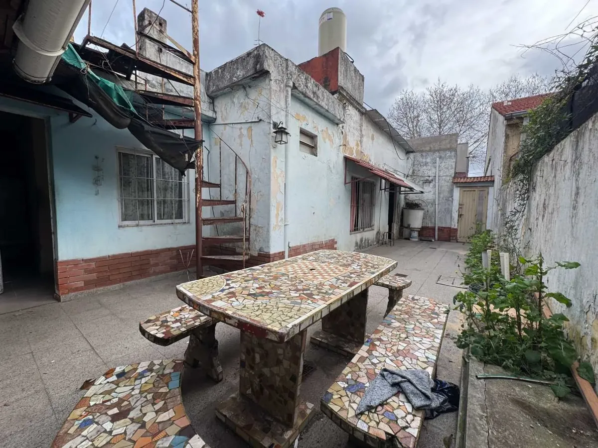 For Sale: PH with 3 Rooms, Grill, Patio, and Renovation Potential in Caseros
