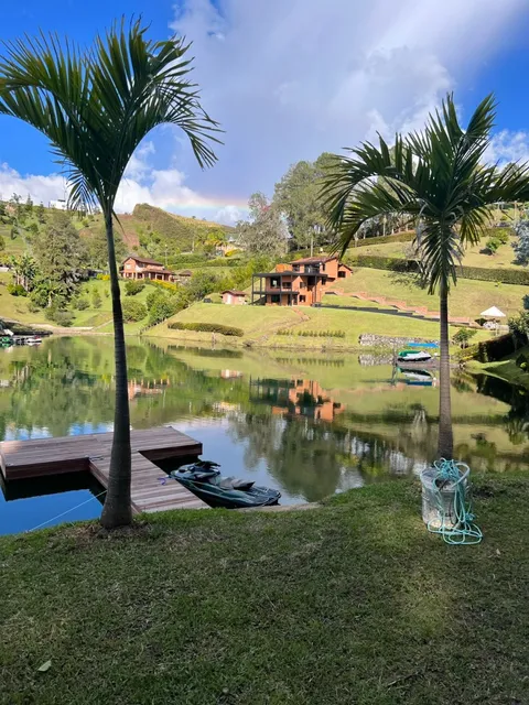 Finca En Venta, En Guatape Orilla Del Lago