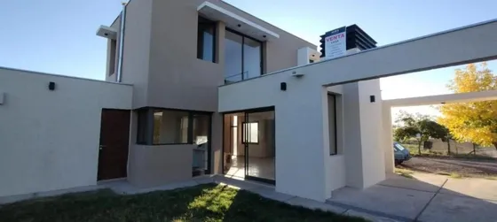 Casa En Venta - 2 Dormitorios 3 Baños - Mendoza