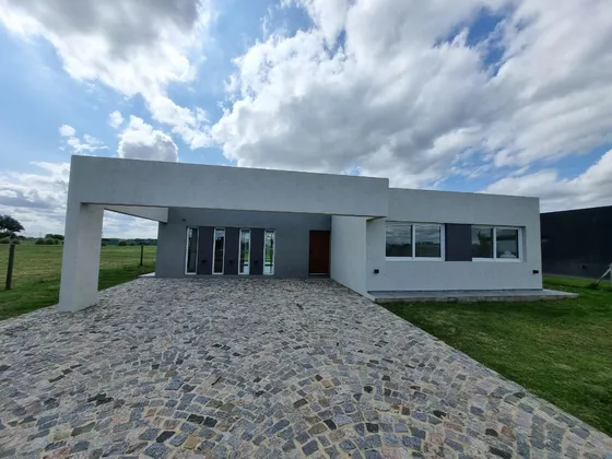 Casa A La Venta En San Simon De Canning!!! 3 Dormitorios Y Vista Al Pulmon Verde!!! Precio Increible!!!