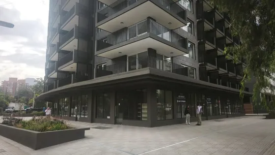 Locales De 90 M2 En Edificio Multifamily, Av. Las Condes.