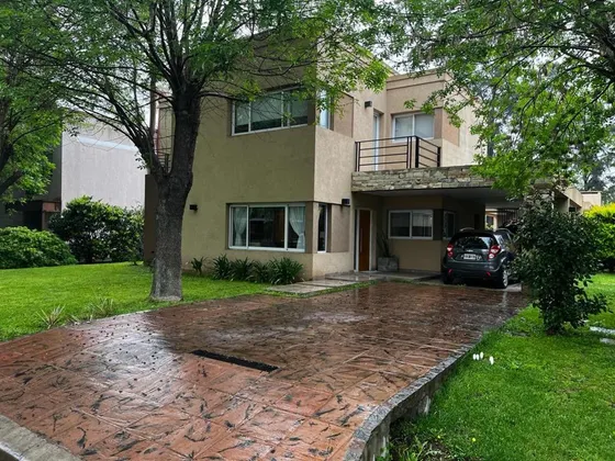 Casa En Venta - 3 Dormitorios 3 Baños - 900mts2 - Pilar