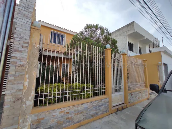 Acogedor Townhouse En Venta Ubicado En Maracay Urb Villas Ingenio I Db 23-3840