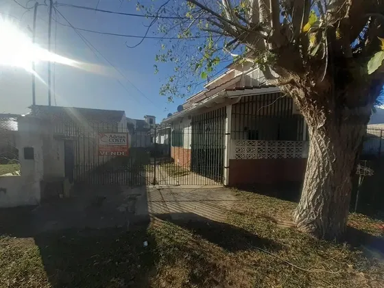 Casa En Venta - 2 Dormitorios 2 Baños - 200mts2 Totales - San Clemente Del Tuyú