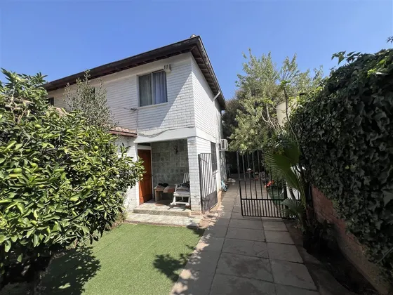 Casa En Venta De 4 Dorm. 2 Estacionamientos En Ñuñoa
