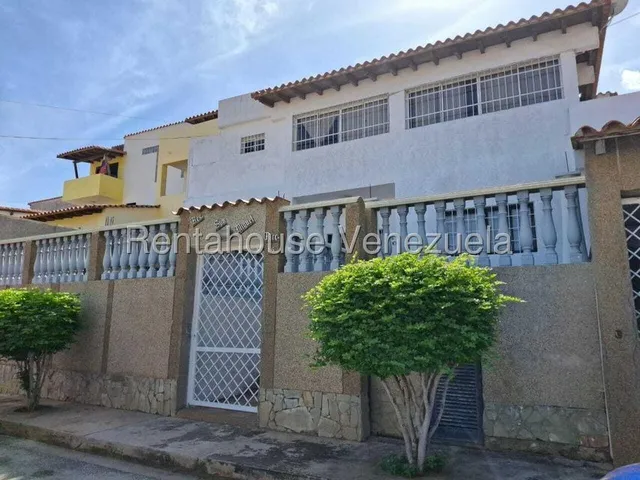 En Venta Amplia Casa En Los Robles - Isla De Margarita. Dm