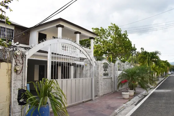 Casa De 2 Niveles En Venta, Ubicada En El Paraíso, Santiago (hfc-234)