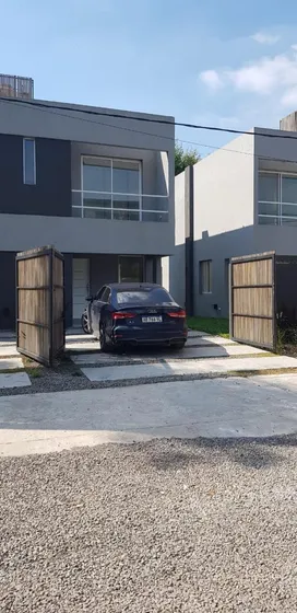 Dúplex En Venta - 2 Dormitorios 2 Baños - Pilar  