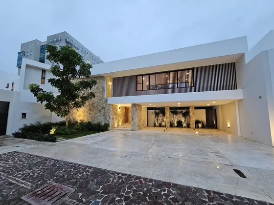 Residencia De Lujo En Venta Ubicada En La Privada Bosques De Altabrisa, Merida.