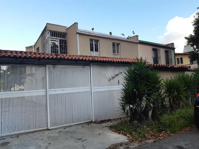 Vendo Funcional Quinta En Piedra La Urbanizacion Cerrada  Azul En Baruta 347 Mts 4h 5b 6pe. Calle Cerrada.