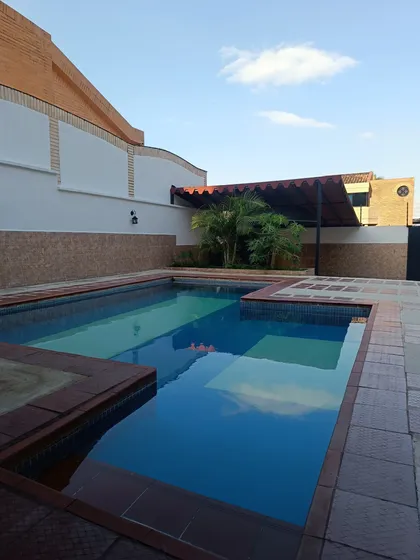 Mariana Vende Casa Amoblada Con Piscina En Valencia Urb Parq