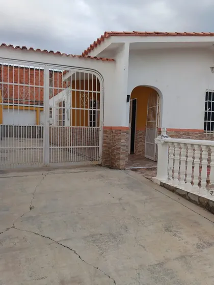 Fg Amplia Casa Paraparal Urbanización Quintas 2000 Excelente Ubicación