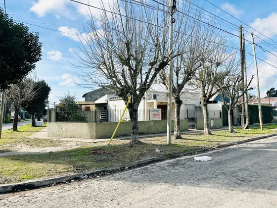 Casa En Venta O Permuta De 3 Ambientes Con Parque. Berazategui