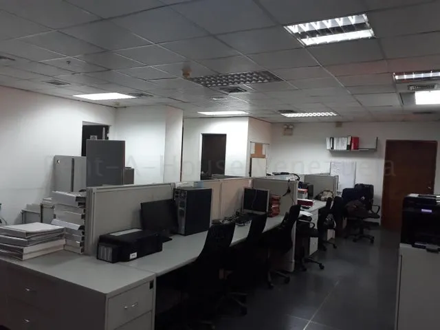 Tg Amplio Local Comercial Usado Como Oficina, En Venta En El Rosal, Listo Para Operar 23-26935 Ys 