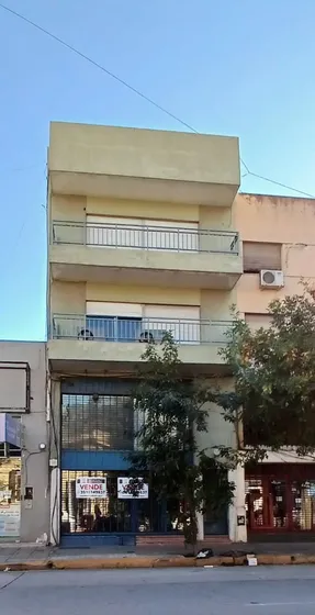 Edificio C/ Local   2 Deptos