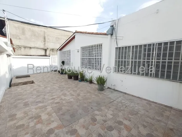 Amplia Casa En Venta En Urbanizacion Los Samanes Maracay Ubicada En Calle Privada Kg:25-12065