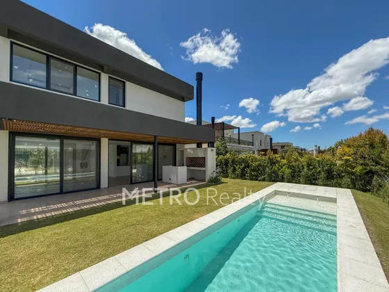 Casa En Venta De 3 Habitaciones En Castaños, Nordelta