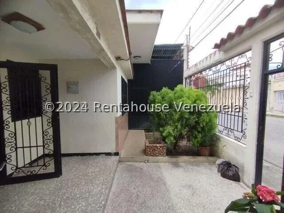 *al/ Casa Quinta Con Local Comercial En Venta En Barquisimeto, Urb. Sta. Eduviges,  Lara, Venezuela/arnaldo López/ # 25-5537 /5 D  2 B/  150 M² 