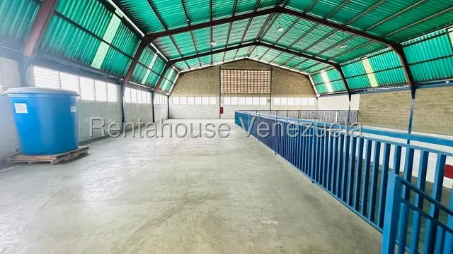 Daniela Linarez Alquila Galpones En La Zona Industrial I Barquisimeto Posee 500m2 Area De Mezzanina Vigilancia Las 24 Horas Y Todos Los Servicios Básicos Operativos                                    