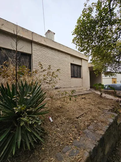 Venta Oportunidad Para Inversores - Casa A Reciclar Con 253 M2 De Terreno - Frente A Parque A Metros De Casonas Del Sur!
