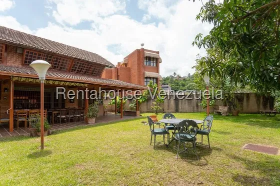 Colinas Del Tamanaco Casa En Venta Estilo Campestre Y Doble Altura #26-13507 Darlys