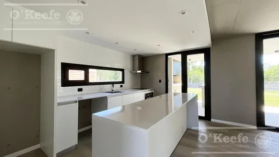 Casa En Venta De 4 Ambientes  Greenville Polo