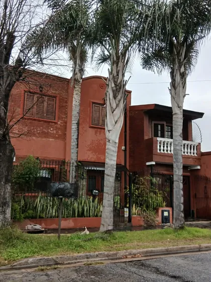 Moron Sur- Excel. Chalet-6 Amb+4 Baños- Grje X2- Recepcion Amplisimo Liv-comedor. Fondo C/pileta