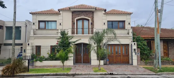Casa En Venta - 3 Dormitorios 2 Baños - Cocheras - 270mts2 - Castelar